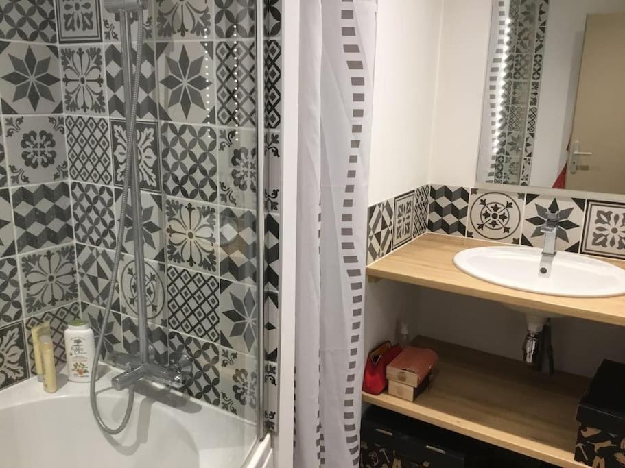 Appartement Tres Lumineux Egat Luaran gambar