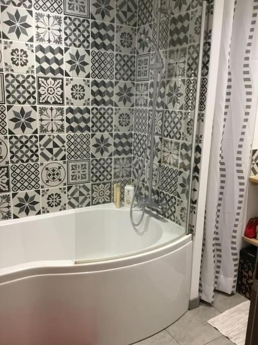 Appartement Tres Lumineux Egat Luaran gambar
